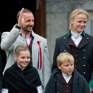 The Royal Family greets the Children's Parade in Asker outside Skaugum. Photo: Jon Olav Nesvold / NTB scanpix.